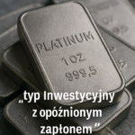 Zbliżenie na ułożone sztabki platyny w chłodnej tonacji. W dolnej części znajduje się biały napis w języku polskim: „Typ inwestycyjny „z opóźnionym zapłonem””. Obraz promuje potencjał inwestycyjny platyny na tle innych metali szlachetnych.